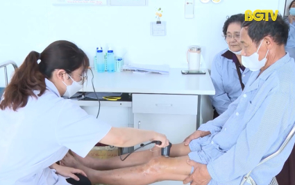 Điều trị hiệu quả bệnh tho&aacute;i h&oacute;a khớp gối 