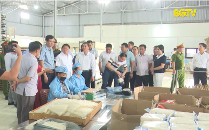 Đo&agrave;n c&ocirc;ng t&aacute;c của tỉnh Xay - Sổm - Bun l&agrave;m việc tại Lục Ngạn 