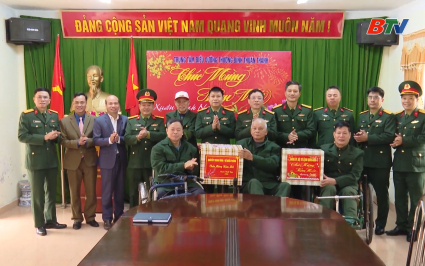 Đo&agrave;n c&ocirc;ng t&aacute;c của Tổng cục Ch&iacute;nh trị thăm, tặng qu&agrave; trung t&acirc;m điều dưỡng thương binh Thuận Th&agrave;nh