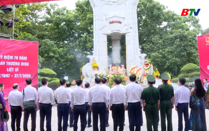 Đo&agrave;n đại biểu tỉnh Bắc Ninh d&acirc;ng hương, tưởng niệm c&aacute;c Anh h&ugrave;ng, liệt sỹ tại Quảng Trị 