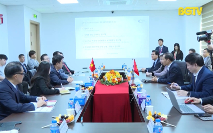 Đo&agrave;n c&ocirc;ng t&aacute;c tỉnh Chungcheongnam thăm doanh nghiệp chất b&aacute;n dẫn