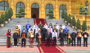 Đo&agrave;n Đại biểu c&aacute;c d&acirc;n tộc tỉnh b&aacute;o c&ocirc;ng với Chủ tịch nước