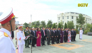 Đo&agrave;n Đại biểu d&acirc;ng hương tại Đ&agrave;i tưởng niệm c&aacute;c Anh h&ugrave;ng Liệt sỹ