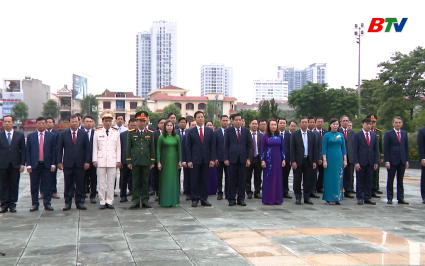 Đo&agrave;n đại biểu dự Đại hội Thi đua y&ecirc;u nước d&acirc;ng hương tại Đ&agrave;i tưởng niệm Anh h&ugrave;ng liệt sĩ