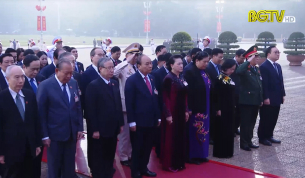 Đo&agrave;n Đại biểu dự Đại hội XIII v&agrave;o Lăng viếng Chủ tịch Hồ Ch&iacute; Minh