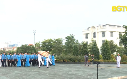 Đo&agrave;n đại biểu LĐLĐ tỉnh d&acirc;ng hương tưởng niệm c&aacute;c Anh h&ugrave;ng Liệt sĩ
