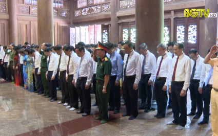 Đo&agrave;n Đại biểu tỉnh Bắc Giang viếng lăng Chủ tịch Hồ Ch&iacute; Minh v&agrave; b&aacute;o c&ocirc;ng d&acirc;ng B&aacute;c