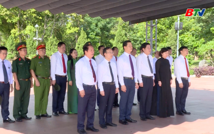 Đo&agrave;n đại biểu tỉnh Bắc Ninh d&acirc;ng hương, tưởng niệm c&aacute;c Anh h&ugrave;ng, liệt sĩ tại th&agrave;nh cổ Quảng Trị 