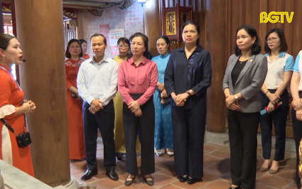 Đo&agrave;n đại biểu Trung ương Hội LHPN Việt Nam d&acirc;ng hương tại đền Xương Giang