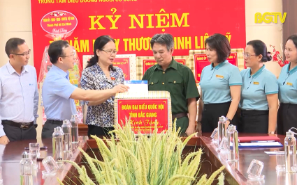 Đo&agrave;n đại biểu Quốc hội tỉnh tặng qu&agrave; người c&oacute; c&ocirc;ng