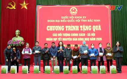 Đo&agrave;n ĐBQH tỉnh tặng qu&agrave; Tết cho đối tượng Ch&iacute;nh s&aacute;ch x&atilde; hội 