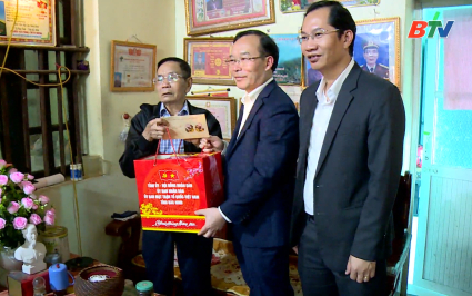 L&atilde;nh đạo đo&agrave;n ĐBQH tỉnh thăm, tặng qu&agrave; Tết tại x&atilde; Phật T&iacute;ch
