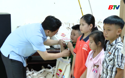 Đo&agrave;n ĐBQH tỉnh trao 35 suất qu&agrave; cho trẻ em ngh&egrave;o vượt kh&oacute;