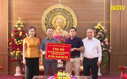 Đo&agrave;n ĐBQH tỉnh trao hỗ trợ cho huyện Sơn Động, Lục Ngạn