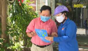 Đo&agrave;n Thanh ni&ecirc;n hướng dẫn người d&acirc;n c&agrave;i đặt ứng dụng Bluezone