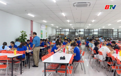 Doanh nghiệp tổ chức &ldquo;bữa cơm c&ocirc;ng đo&agrave;n&rdquo; tri &acirc;n đo&agrave;n vi&ecirc;n, người lao động