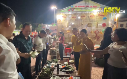 Độc đ&aacute;o gian h&agrave;ng ẩm thực tại Tuần văn h&oacute;a - du lịch Lục Ngạn