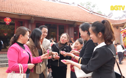 Độc đ&aacute;o lễ hội tung hoa Ngh&egrave; Ngũ Gi&aacute;p 