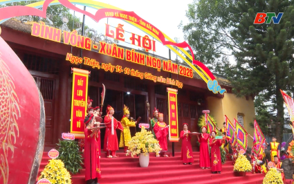 Độc đ&aacute;o nghi lễ tế ngựa v&agrave; vật thờ trong lễ hội đ&igrave;nh Vồng 