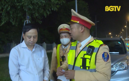 TP. Bắc Giang: Một l&aacute;i xe &ocirc; t&ocirc; kh&ocirc;ng chấp h&agrave;nh đo nồng độ cồn