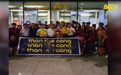 Đ&oacute;n học sinh đoạt huy chương đồng Olympic Vật l&yacute; ch&acirc;u &Aacute;
