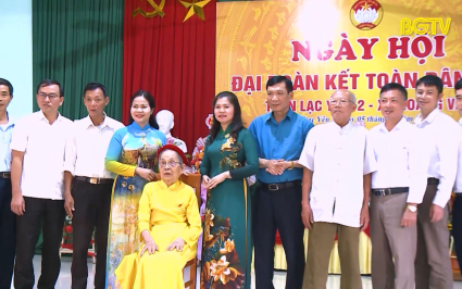 Đồng ch&iacute; L&acirc;m Thị Hương Th&agrave;nh dự ng&agrave;y hội đại đo&agrave;n kết tại th&ocirc;n Lạc Y&ecirc;n 2