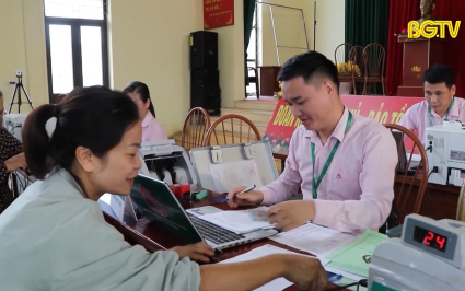 Đồng h&agrave;nh c&ugrave;ng người d&acirc;n khắc phục hậu quả sau cơn b&atilde;o