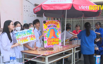 Đồng h&agrave;nh c&ugrave;ng th&iacute; sinh trong Kỳ thi tốt nghiệp THPT năm 2023