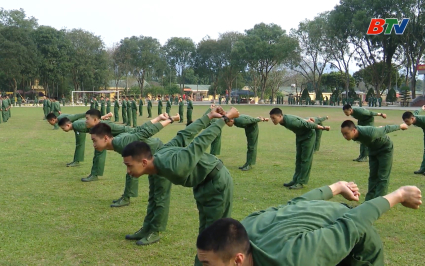 Đồng h&agrave;nh gi&uacute;p t&acirc;n binh th&iacute;ch nghi m&ocirc;i trường qu&acirc;n đội
