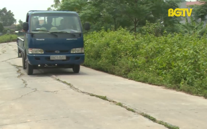 Việt Y&ecirc;n: Đường đ&ecirc; xuống cấp ảnh hưởng tới giao th&ocirc;ng 