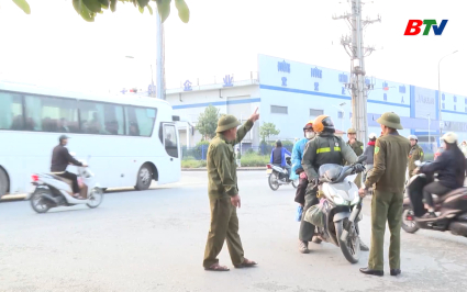 Duy tr&igrave; trật tự giao th&ocirc;ng khu vực cống chui đường gom khu c&ocirc;ng nghiệp