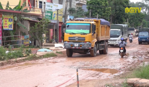 Xe tải vẫn hoạt động tr&ecirc;n đường 295 đang được n&acirc;ng cấp cải tạo