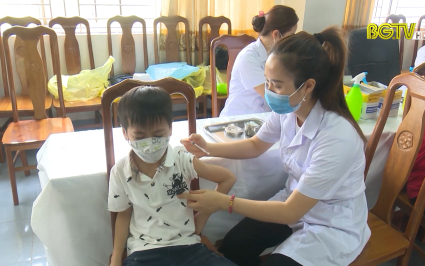 Gần 40 ngh&igrave;n trẻ từ 5 đến dưới 12 tuổi đ&atilde; được ti&ecirc;m Vắc xin ph&ograve;ng Covid-19