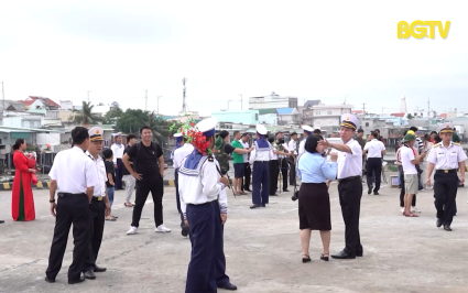 Gần lắm Trường Sa - Tập 1: H&agrave;nh tr&igrave;nh đến với Trường Sa