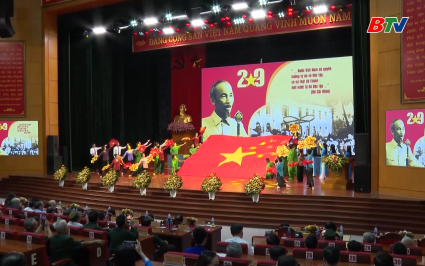 Gặp mặt c&aacute;n bộ l&atilde;o th&agrave;nh c&aacute;ch mạng, nguy&ecirc;n l&atilde;nh đạo tỉnh, người c&oacute; c&ocirc;ng, gia đ&igrave;nh ch&iacute;nh s&aacute;ch ti&ecirc;u biểu