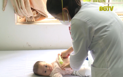 Gia tăng bệnh vi&ecirc;m phổi ở trẻ em thời điểm giao m&ugrave;a