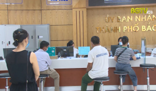 Giải quyết thủ tục h&agrave;nh ch&iacute;nh gắn với ph&ograve;ng chống dịch Covid-19