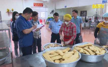 Gi&aacute;m s&aacute;t chất lượng bữa ăn ca c&ocirc;ng nh&acirc;n
