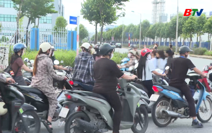 Giao th&ocirc;ng &ugrave;n tắc từ... &yacute; thức 