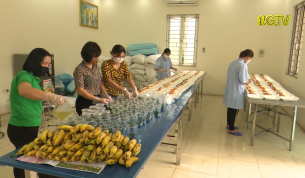 Gi&aacute;o vi&ecirc;n t&igrave;nh nguyện l&agrave;m đầu bếp phục vụ khu c&aacute;ch ly