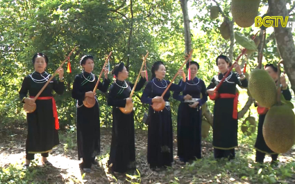 Giữ tiếng Then giữa bản l&agrave;ng
