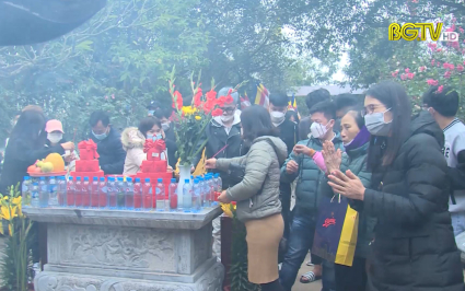 G&oacute;c nh&igrave;n thẳng: Lễ ch&ugrave;a đầu năm