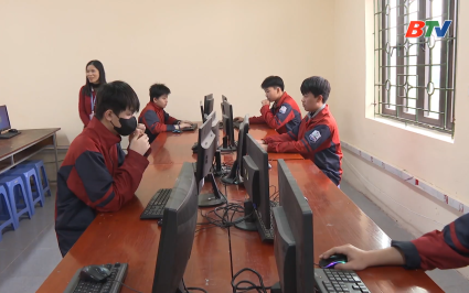 Gương học sinh v&ugrave;ng cao đam m&ecirc; tin học
