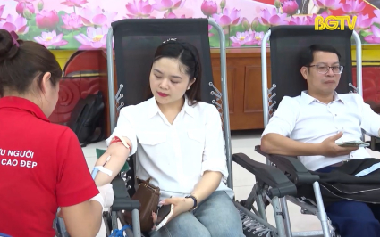 Ấm &aacute;p "H&agrave;nh tr&igrave;nh nh&acirc;n đạo &ndash; Trao nhận y&ecirc;u thương "