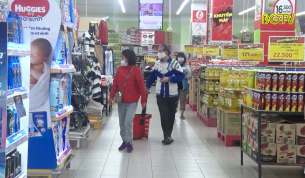 Hầu hết người d&acirc;n đeo khẩu trang ở nơi c&ocirc;ng cộng