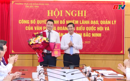 HĐND tỉnh c&ocirc;ng bố quyết định c&ocirc;ng t&aacute;c c&aacute;n bộ 