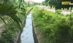 HĐND với cử tri: Vấn đề r&aacute;c thải tr&ecirc;n k&ecirc;nh