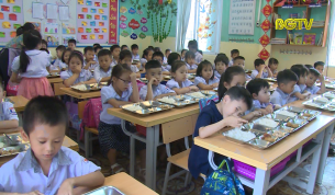 HĐND với cử tri: Bữa ăn b&aacute;n tr&uacute; trong trường học