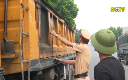 Hiệp Ho&agrave;: Siết chặt kiểm tra, kiểm so&aacute;t tải trọng phương tiện