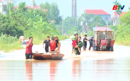 H&igrave;nh ảnh ấn tượng trong gi&uacute;p d&acirc;n chống b&atilde;o lũ